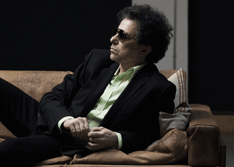 Andrés Calamaro llega a los 61 años entre la Flaca y Dios los cría