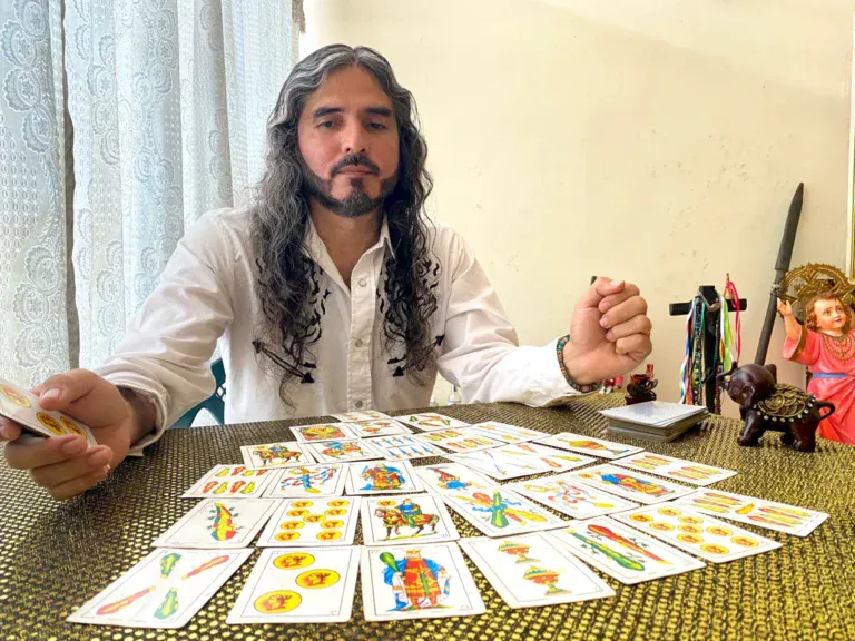El brujo que hace las veces de Cupido con miel, pétalos y otras yerbas