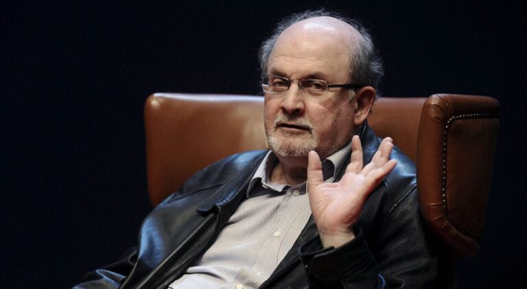 Salman Rushdie, el escritor de Los versos satánicos, en estado crítico luego de un ataque