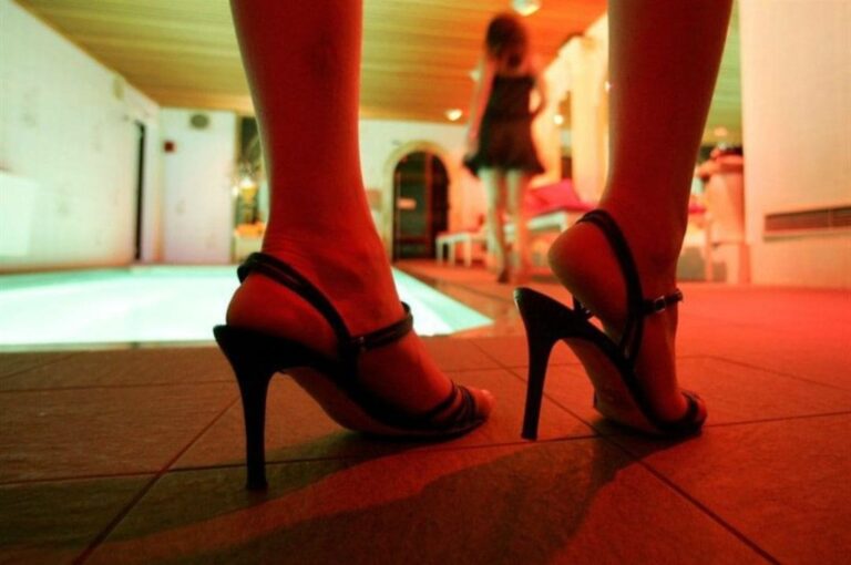 Un artista que creó una imagen en honor a las trabajadoras sexuales