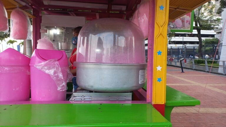 Las telarañas rosadas que cautivan a los niños