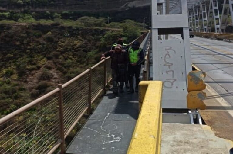 En Ecuador, los suicidios se enraízan